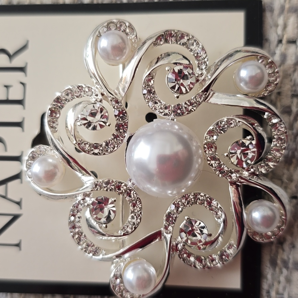 NAPIER BRAND FASHION JEWELRY PIN BEAUTIFUL "PEARL" WITH SILVERTONE